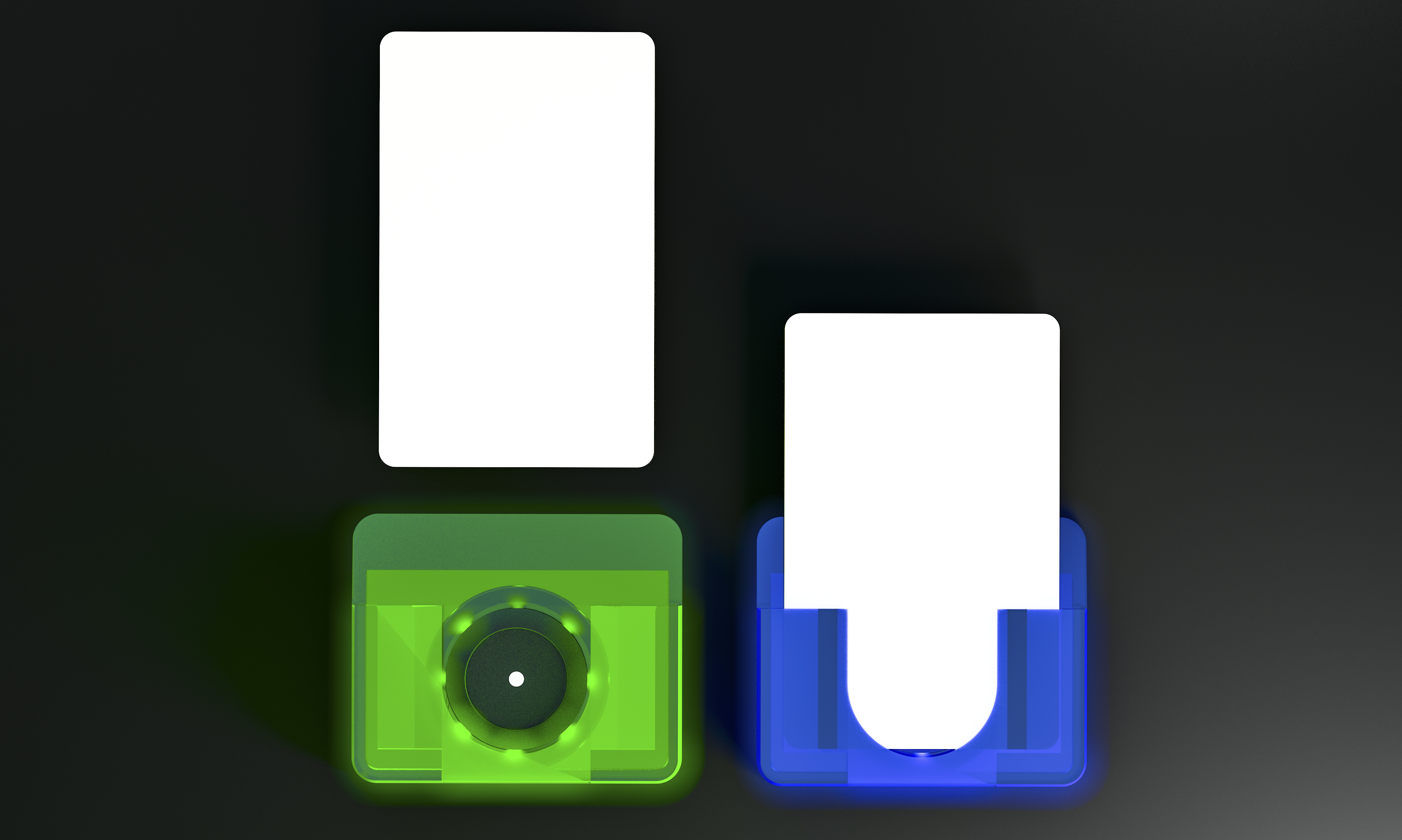 Zwei weiße RFID-Karten. Die rechte steckt in einem blauen RFID-Lesegerät, die grüne schwebt darüber.