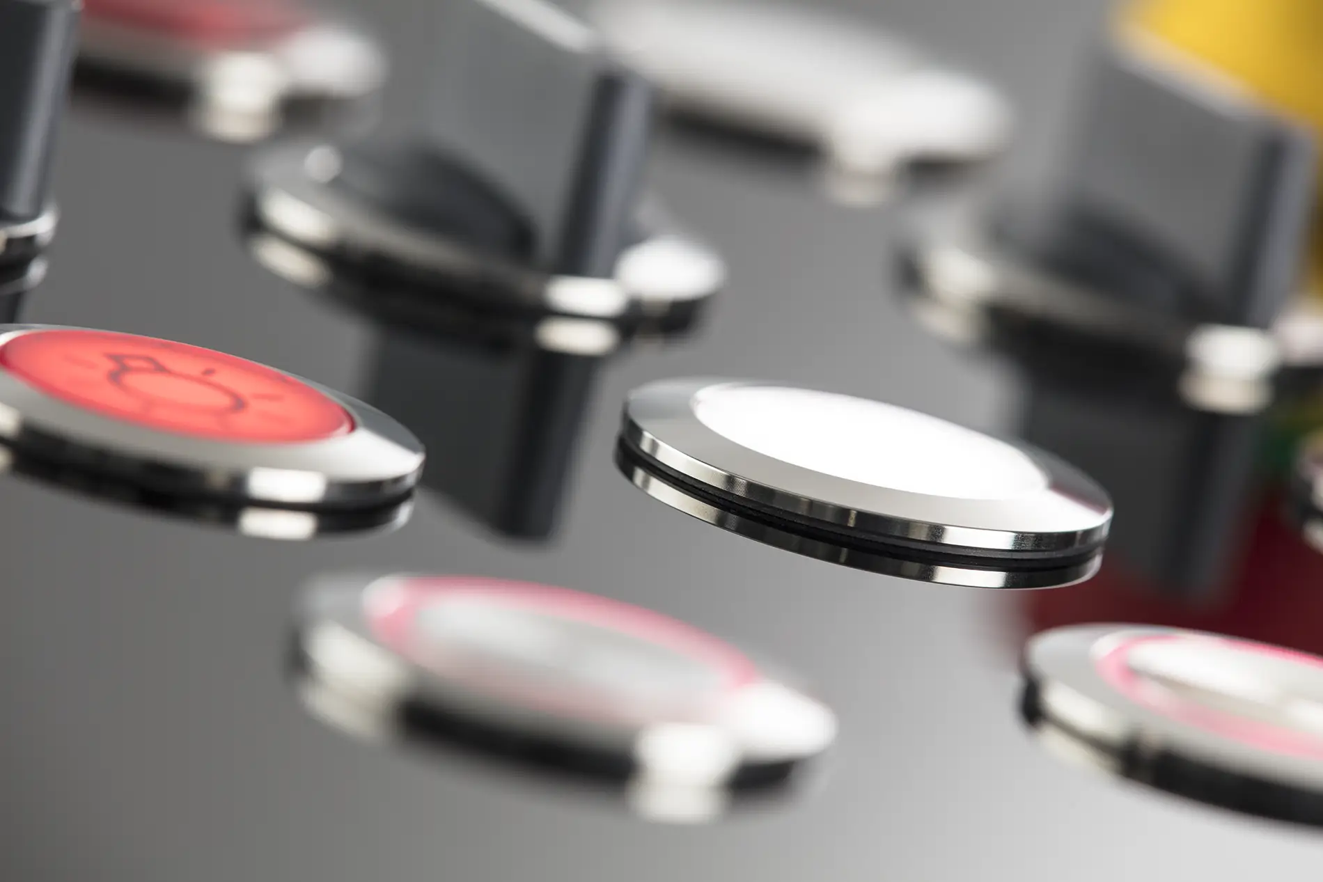 Momentary vs. Latching Pushbuttons: Differences & Principles